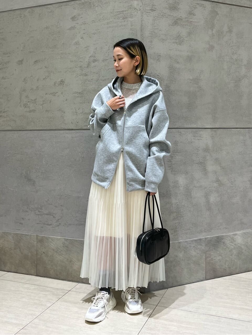 パーカーを着た女性