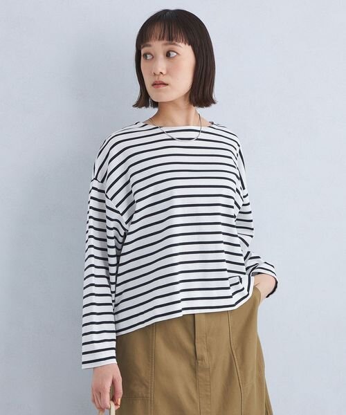 ドロップショルダーのロンTを着た女性
