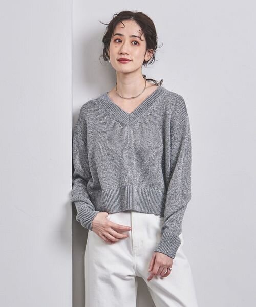 Vネックニットを着た女性