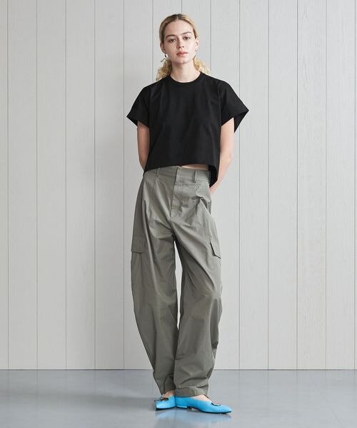 黒のTシャツを着た女性