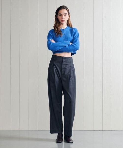 コンパクトなトップスの女性