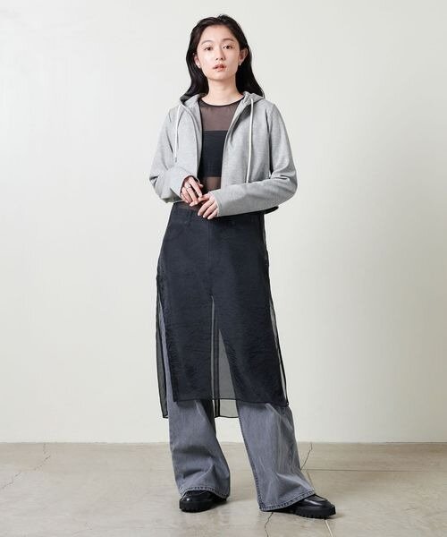 パーカーを着た女性