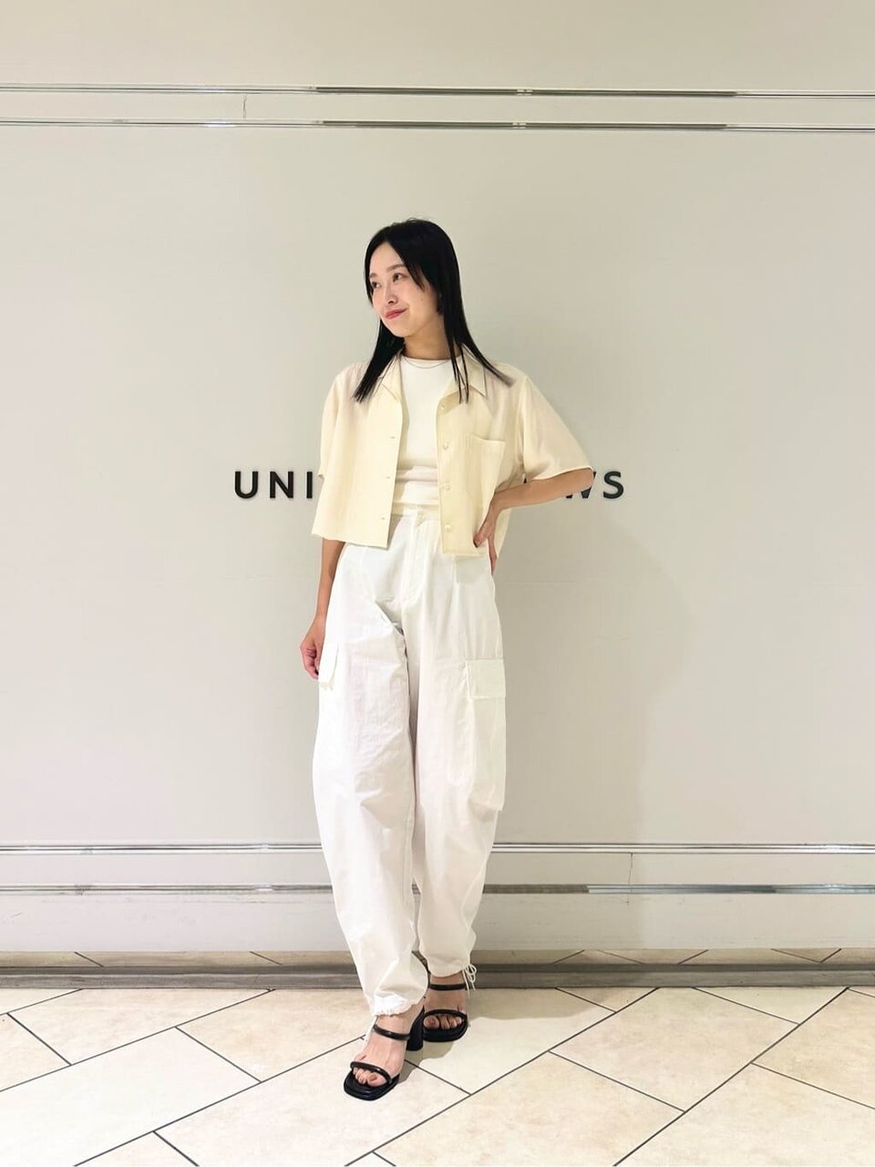 クロップドTシャツとショートパンツの女性