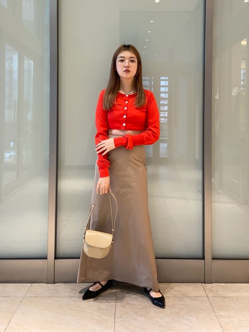 クロップドTシャツとショートパンツの女性