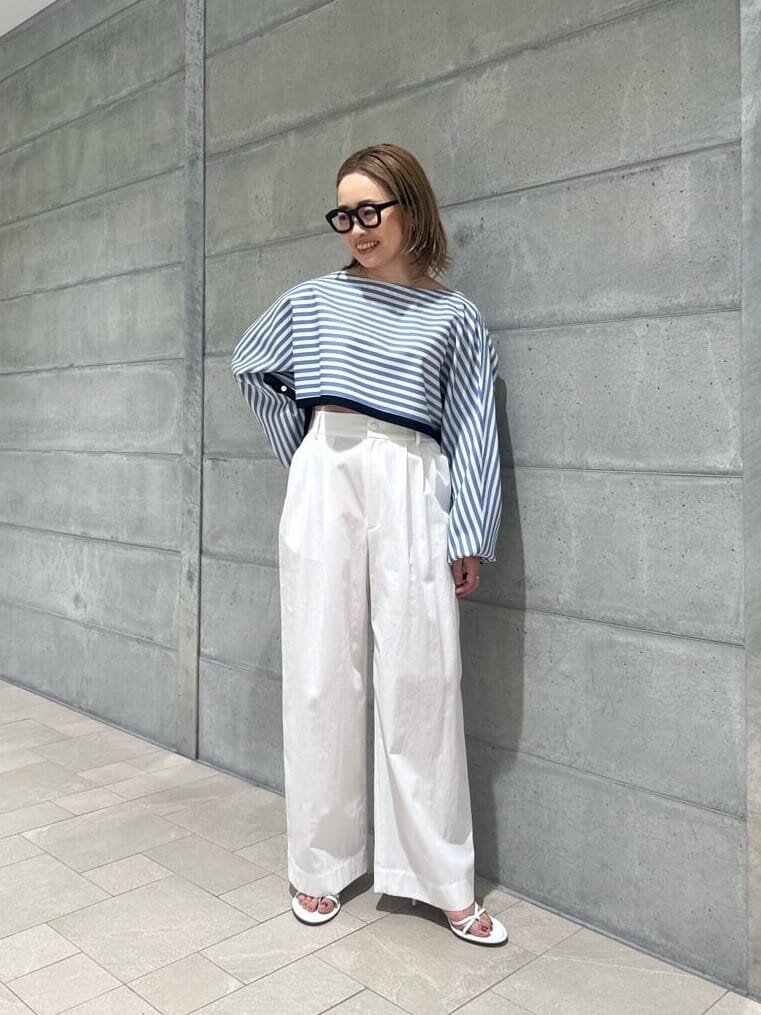 クロップドTシャツとショートパンツの女性