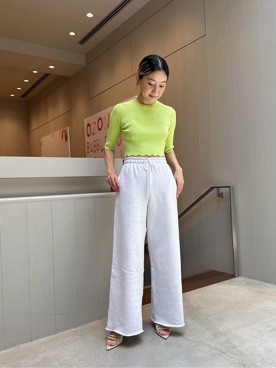 クロップドTシャツとショートパンツの女性