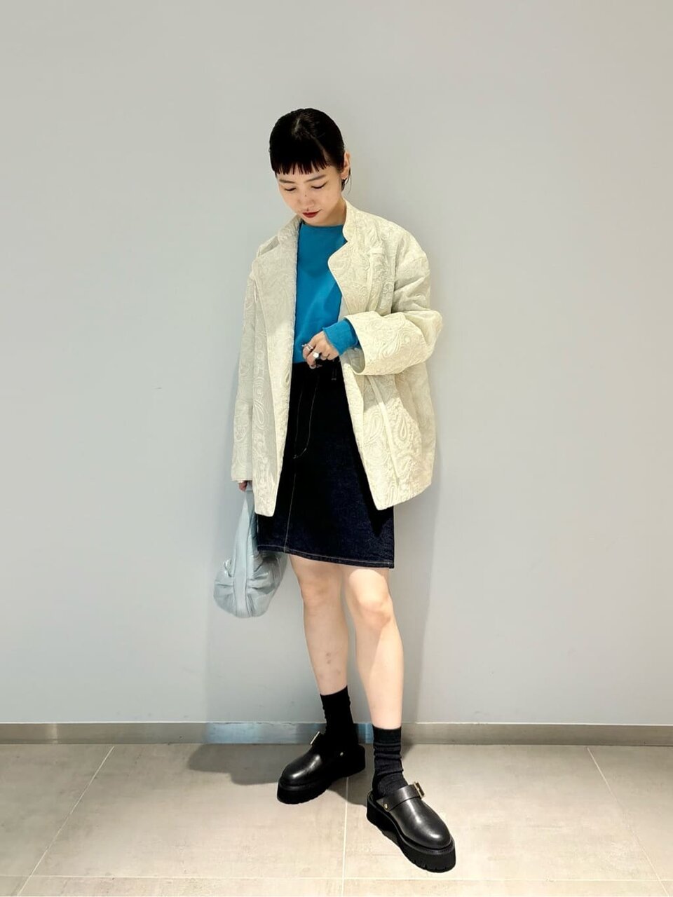 シャツとビスチェを着た女性