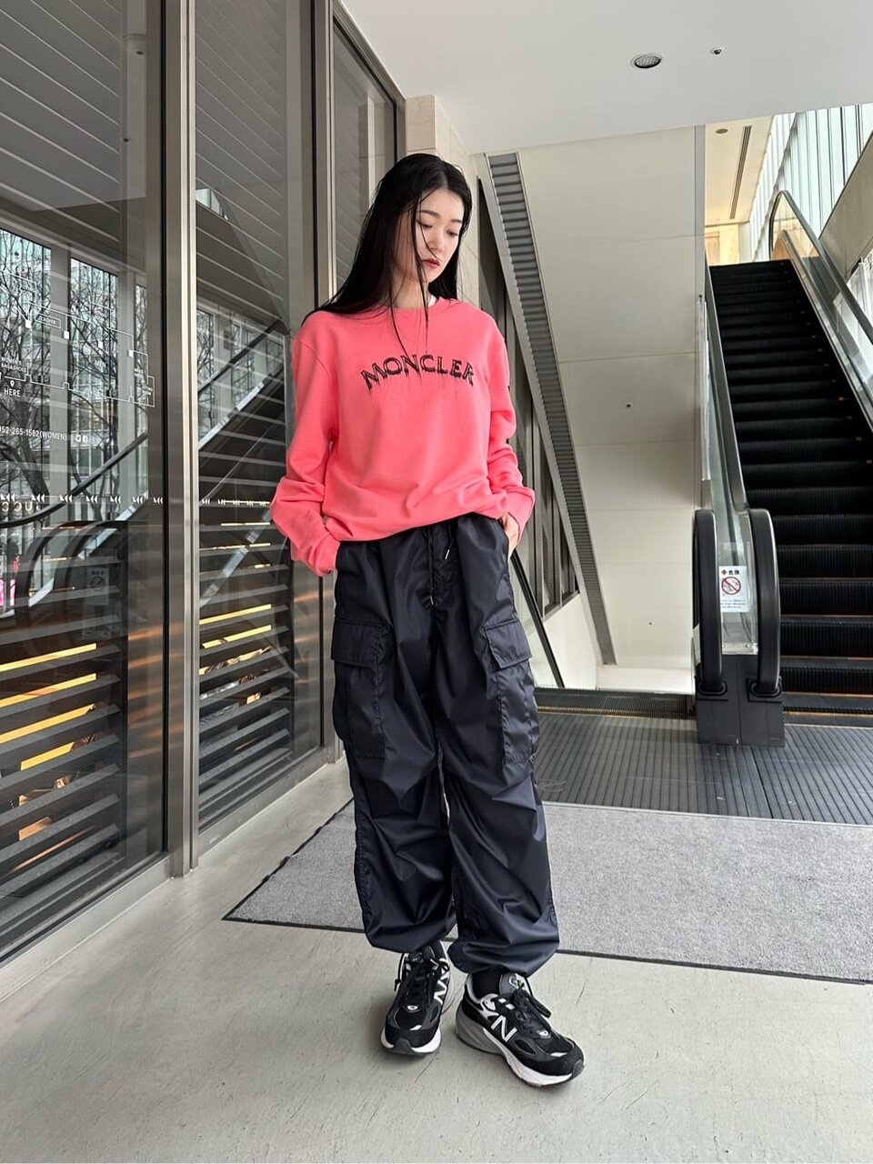 レオパードブルソンとデニムを着た女性
