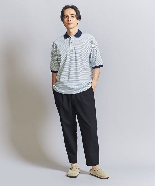 イージーパンツを穿いた男性
