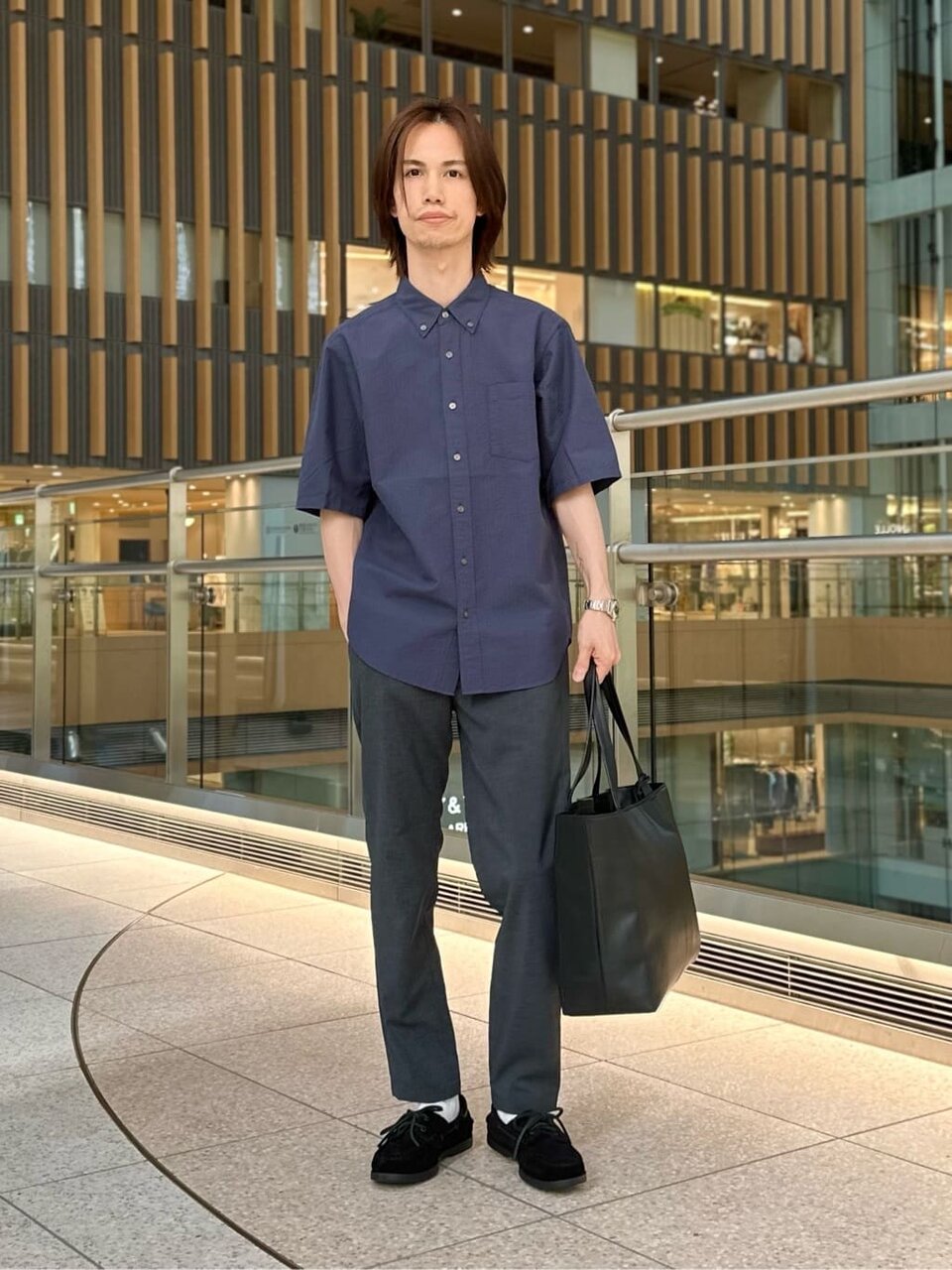 イージーパンツとシャツのコーデ