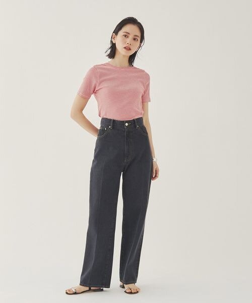 ピンクのトップス×ハイウエストデニムの女性