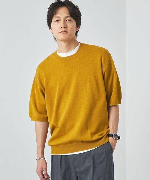 黄色いニットの男性