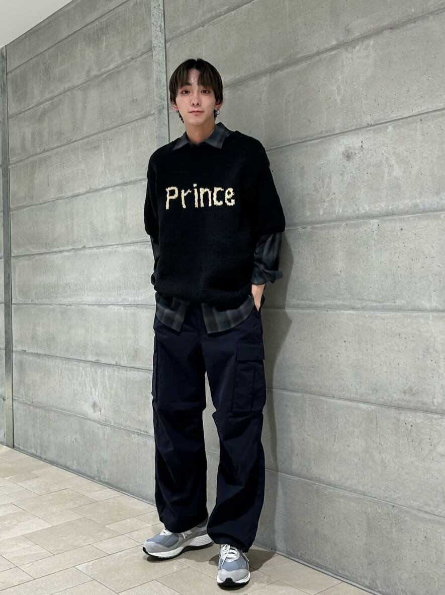 ロゴニット×チェック柄シャツのコーデ