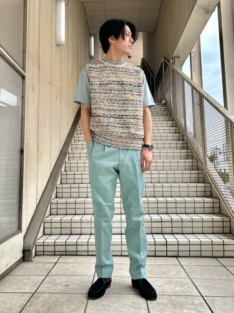 ニットベスト×Tシャツのコーデ
