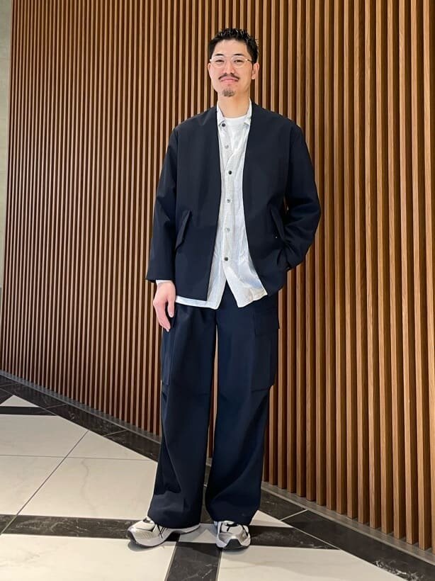 ノーカラージャケット×シャツのコーデ