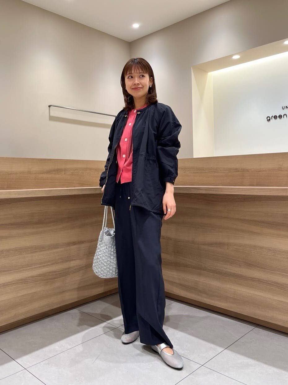 撥水ブルゾンを着た女性