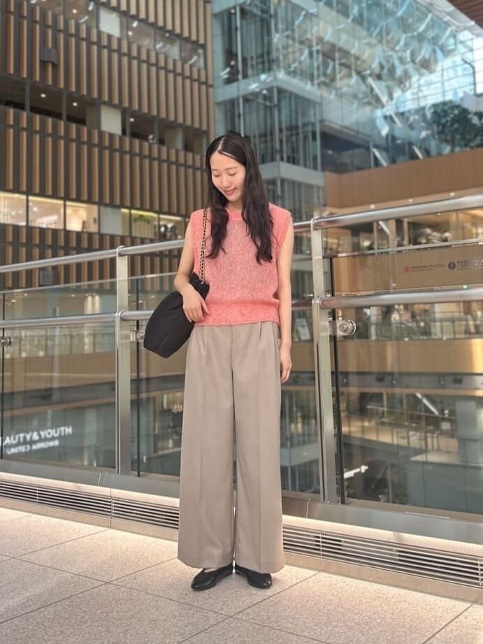 白いTシャツとパンツの女性