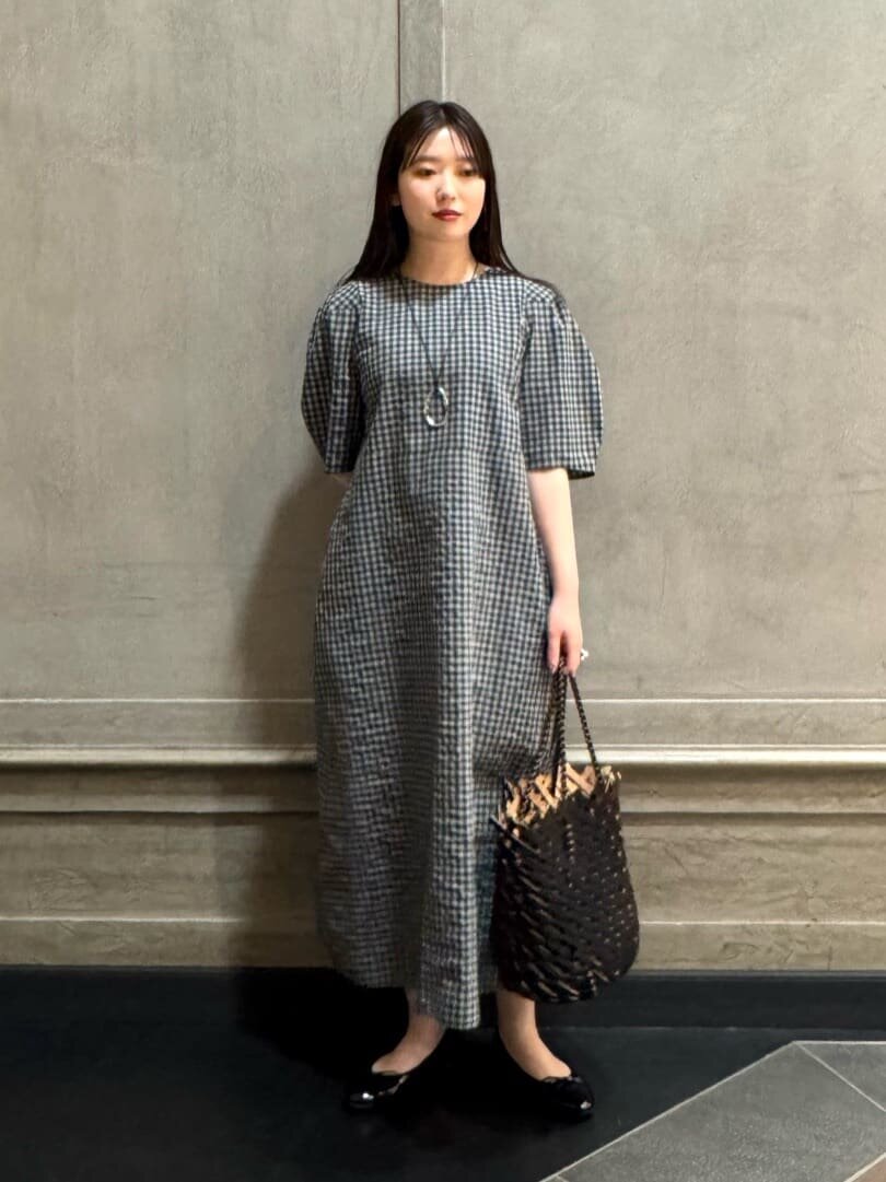 チェックのワンピーストレインシューズの女性