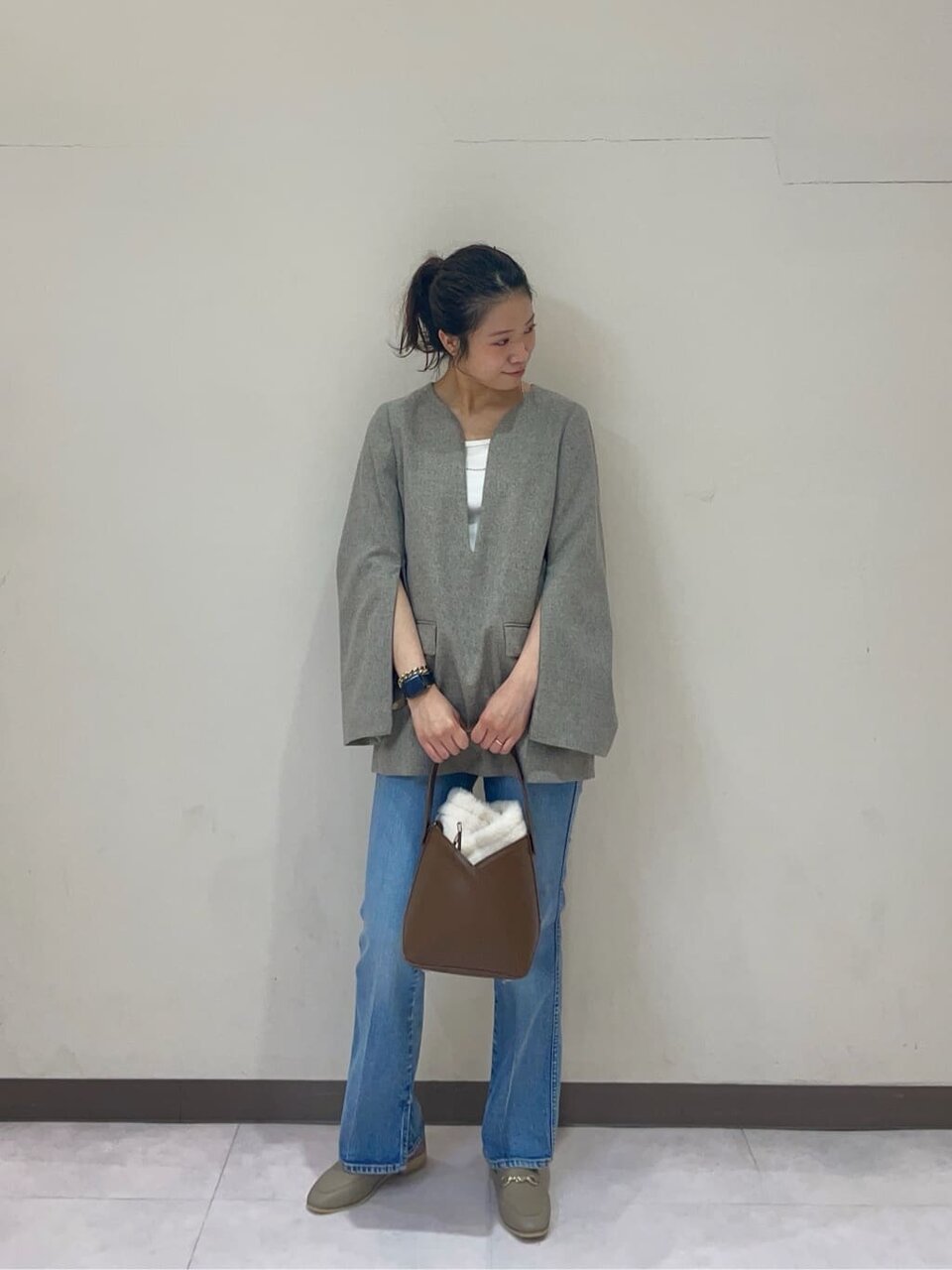 チェックのワンピーストレインシューズの女性