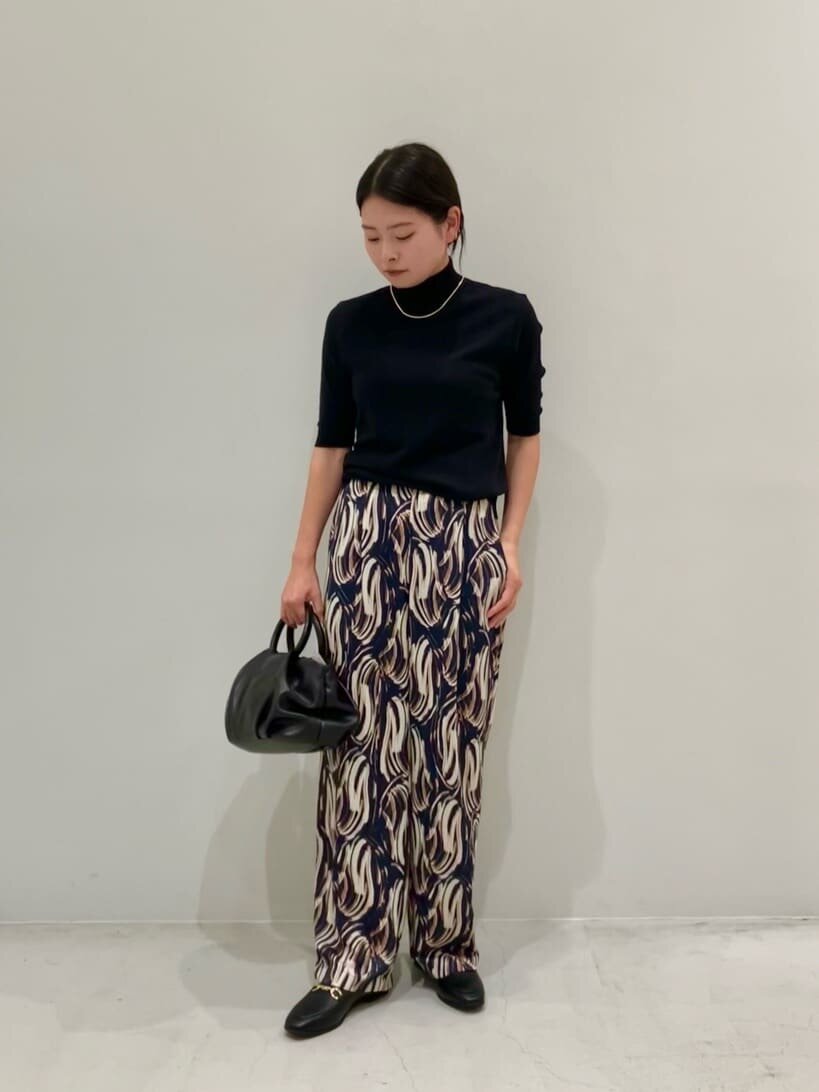 チェックのワンピーストレインシューズの女性