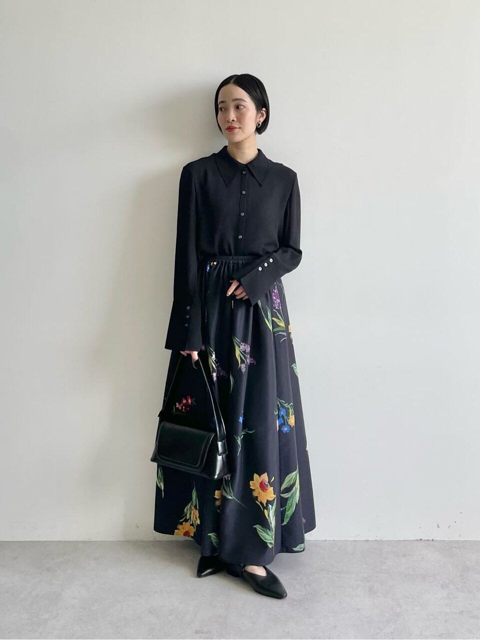 フレアスカートを着た女性