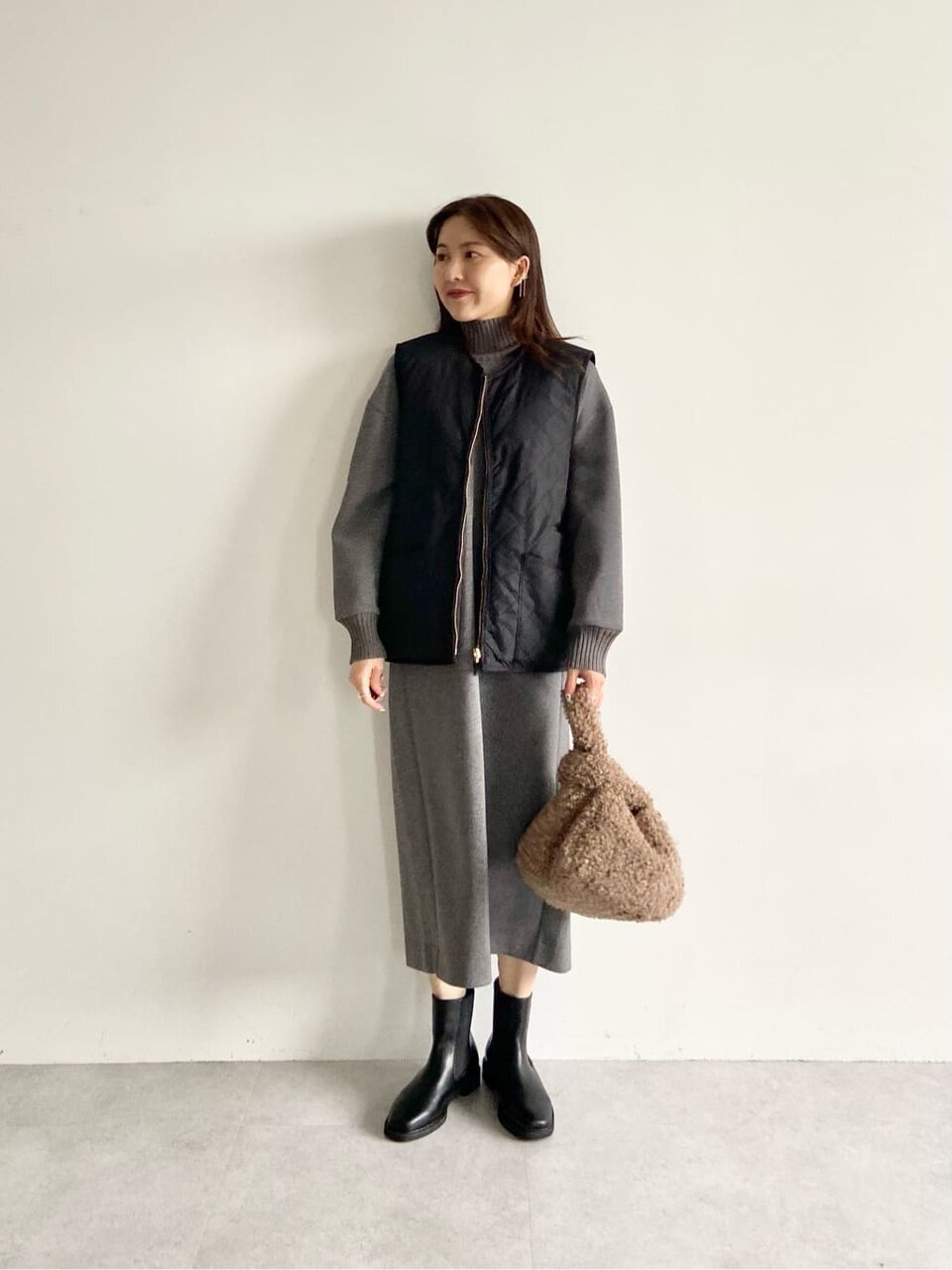 フレアスカートを着た女性