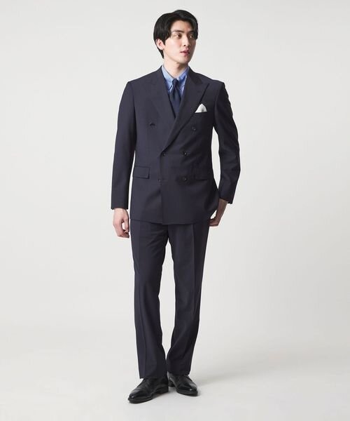 ダブルのダークスーツを着た男性