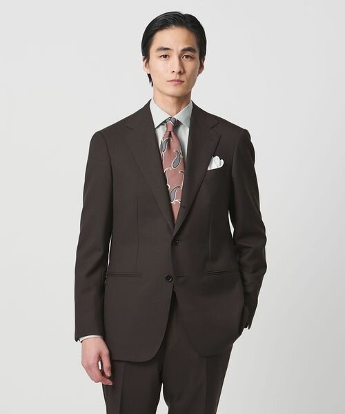 ブラウンのスーツをタイドアップした男性