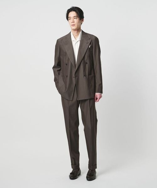 スーツをノータイで着こなしている男性