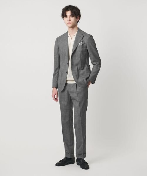 グレーのスーツを着た男性