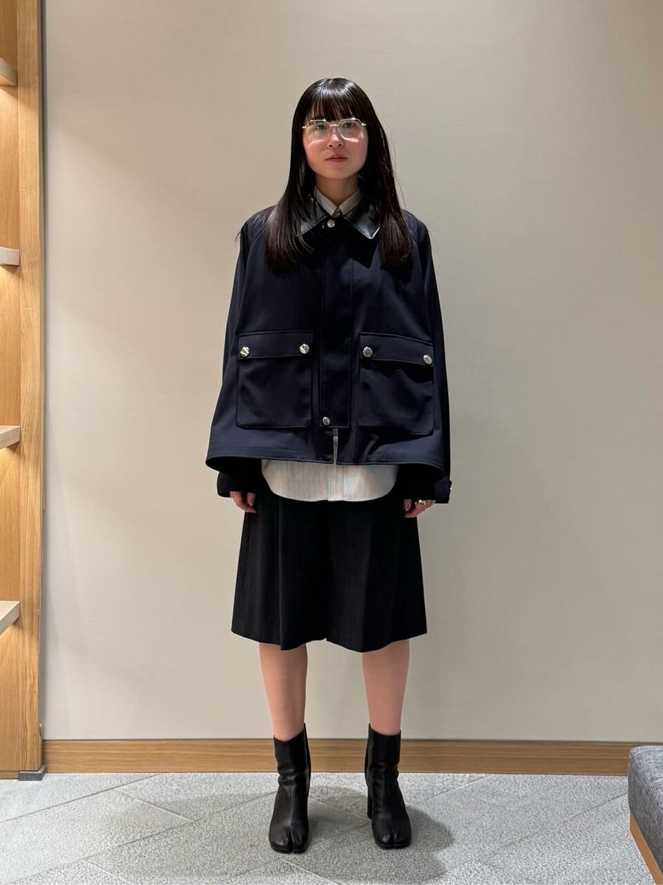 白のストライプシャツ×ブルゾンのコーデ