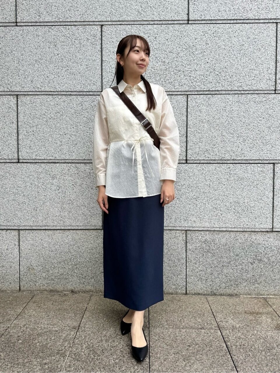 オフホワイトのストライプシャツ×Iラインスカートのコーデ