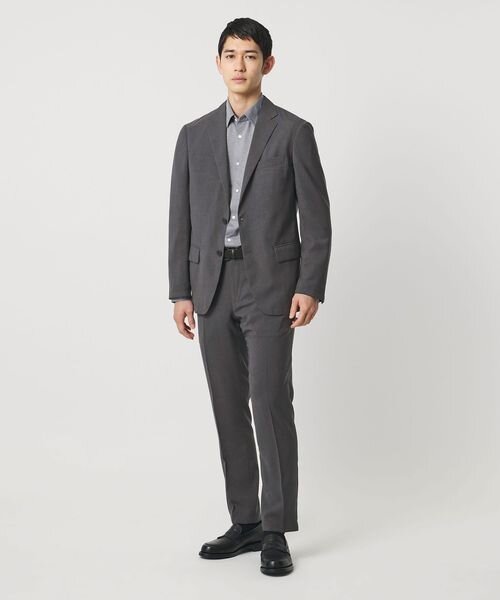 グレーのジャケットを着た男性