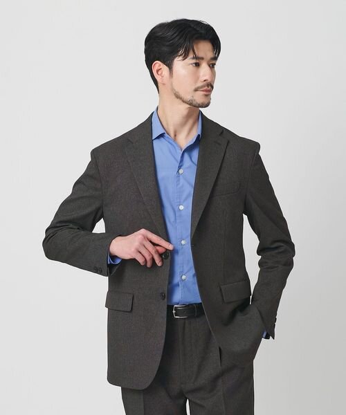 ブルーのシャツを着た男性