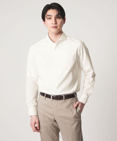 白シャツを着た男性