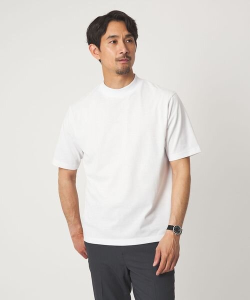 白のTシャツを着た男性