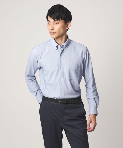 コバルトブルーのシャツを着た男性