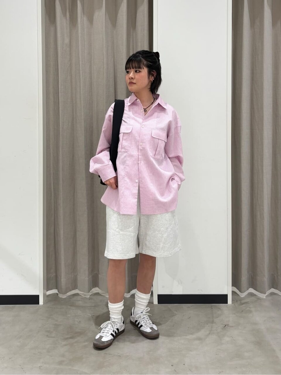 ピンクのストライプシャツ×ショートパンツのコーデ