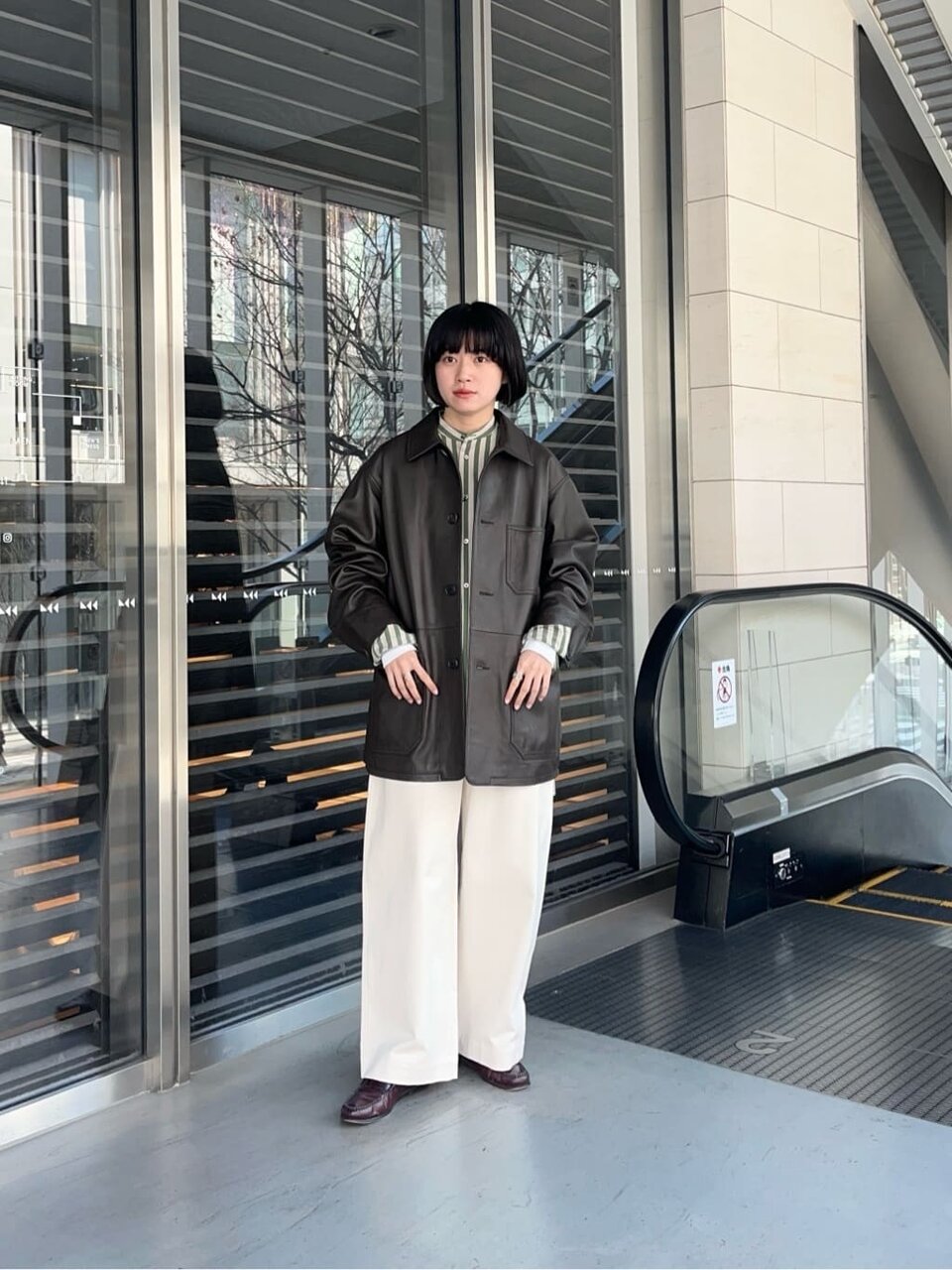 ケリーグリーンのストライプシャツ×カバーオールジャケット