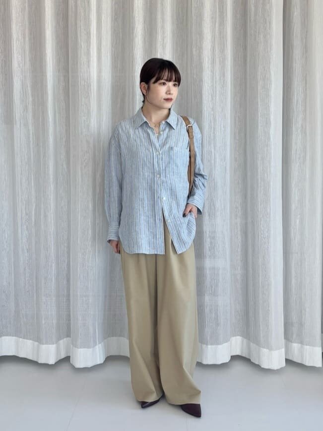 ライトブルーのストライプシャツ×ワイドパンツ