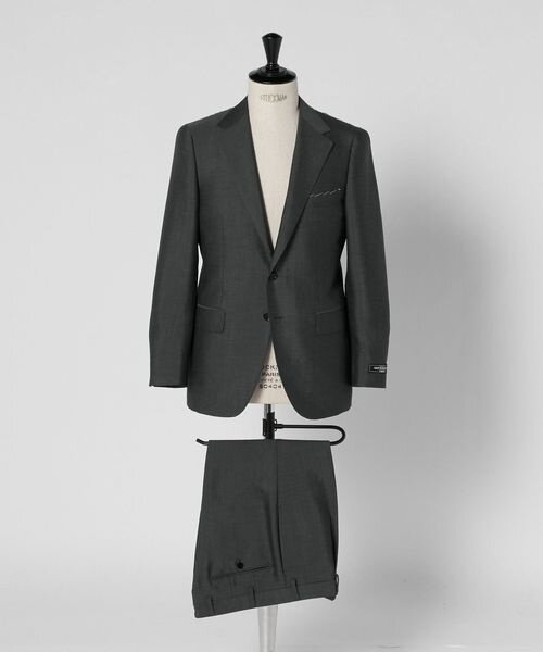 ダークグレーのスーツ