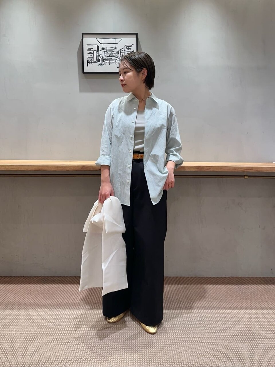 ケリーグリーンのストライプシャツ×チノパンツ