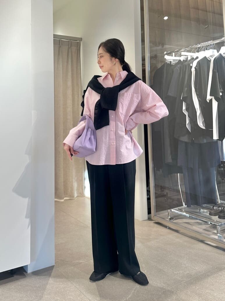 ピンクのストライプシャツ×タックパンツ
