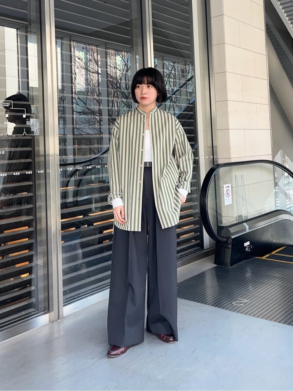 ケリーグリーンのストライプシャツ×バギーパンツ