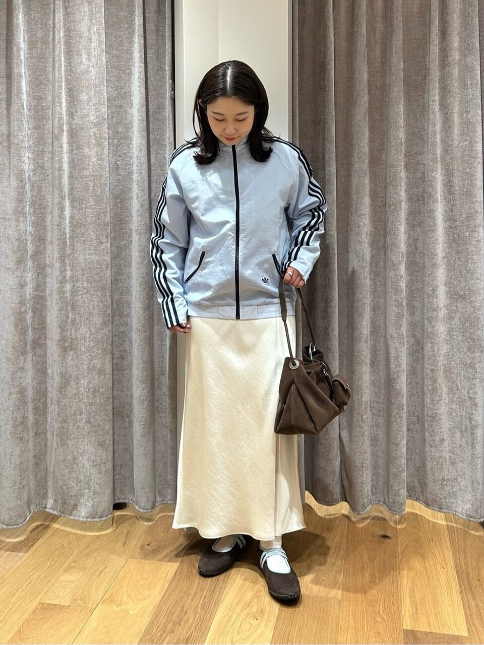 フットボールジャケット×マーメイドスカートのコーデ