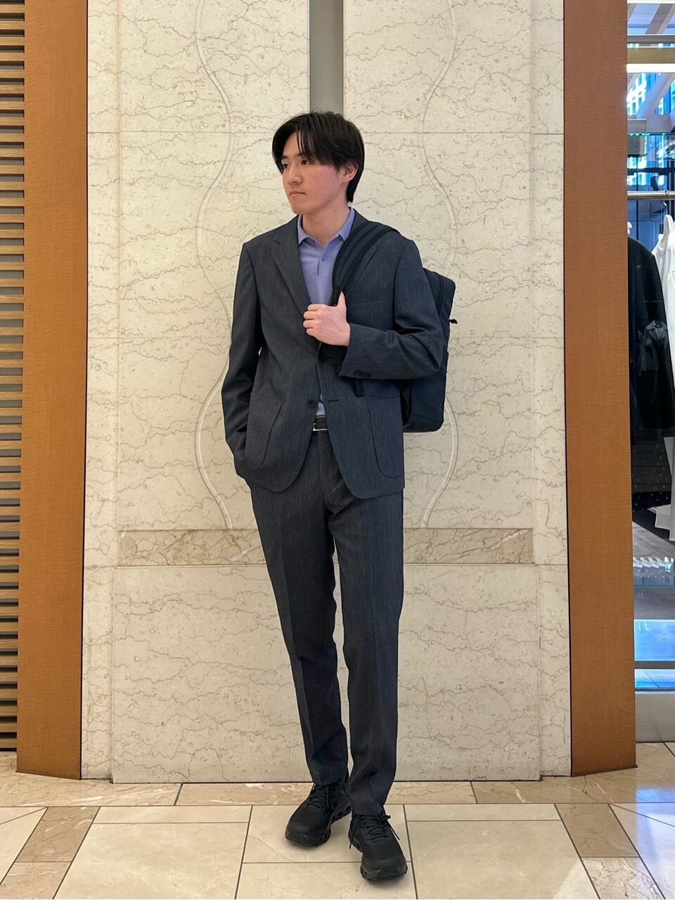 ネイビーのジャケットを着た男性