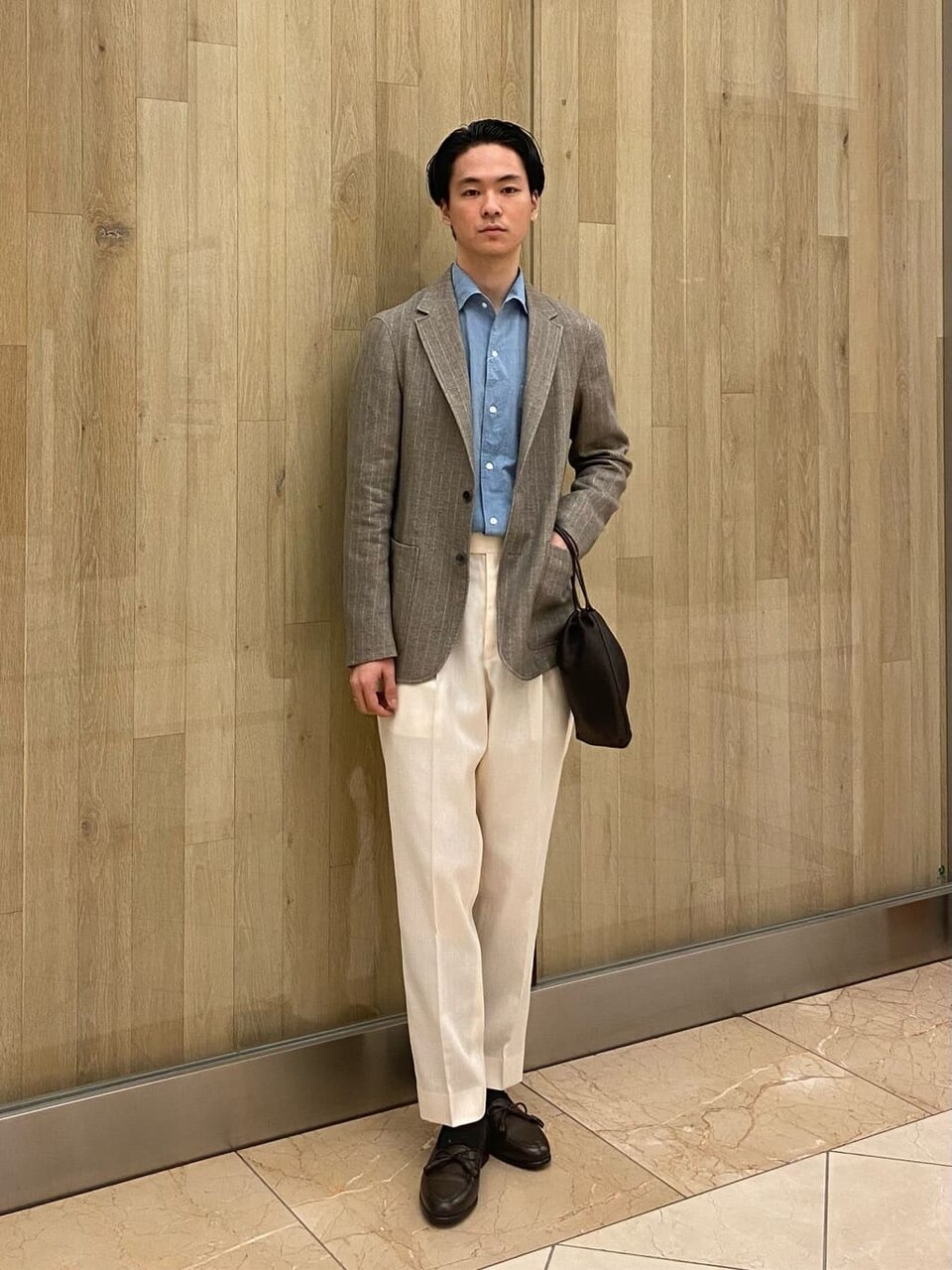 シャツにジャケットをあわせた男性