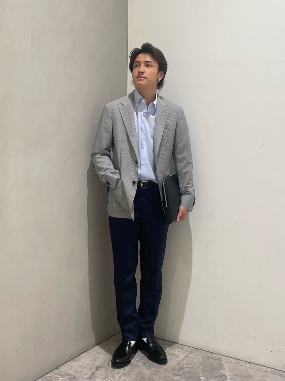 ビジネスバッグを手に持つ男性