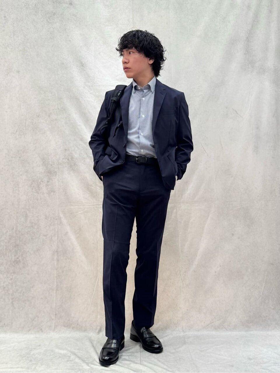 横を向いた男性