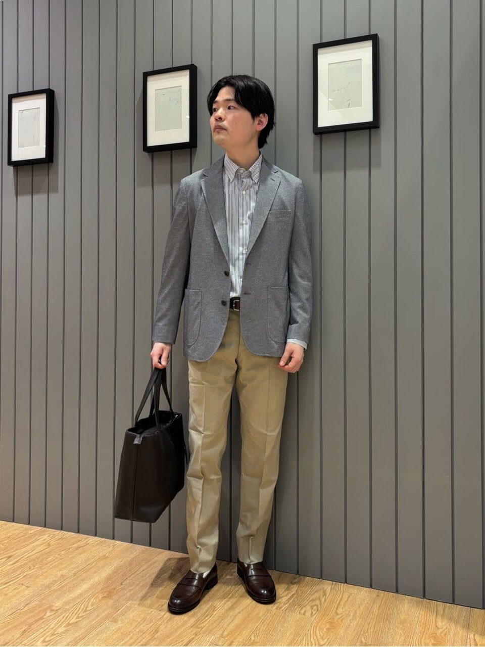 上下のアイテムの色を変えた男性